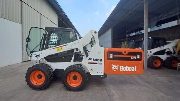 Xe xúc trượt Bobcat S570