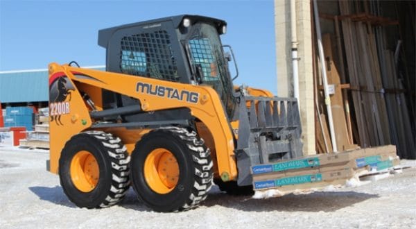 Xe xúc lật Skid Loader Mustang 2200R