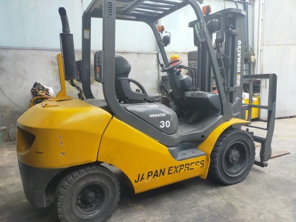 Xe nâng hàng Komatsu 3 tấn