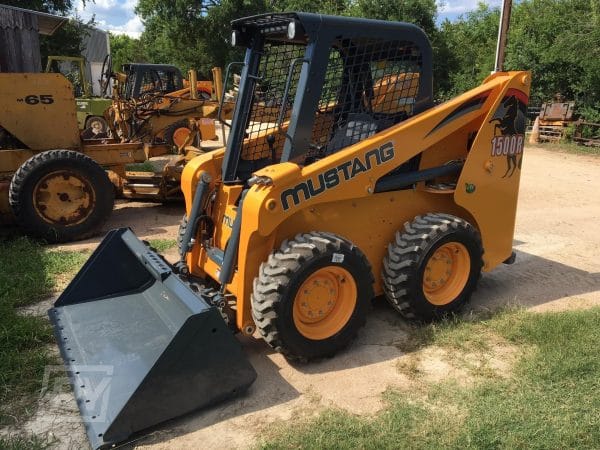 Xe xúc lật Skid Loader Mustang 1500R