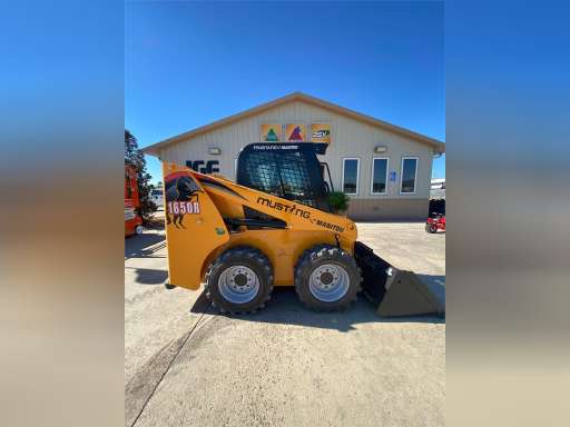 xe xúc lật Skid Loader Mustang 1650R