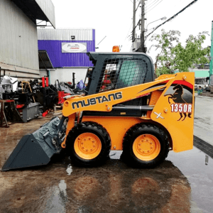 xe xúc lật Skid Loader Mustang 1350R