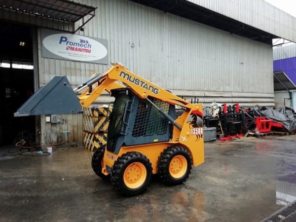 Xe xúc lật Skid Loader Mustang 1350R