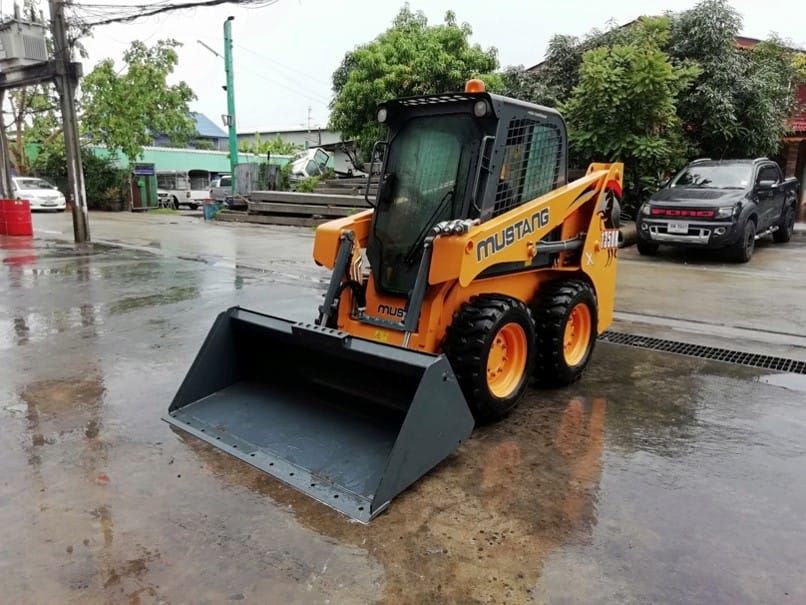 Xe xúc lật Skid Loader Mustang 1350R