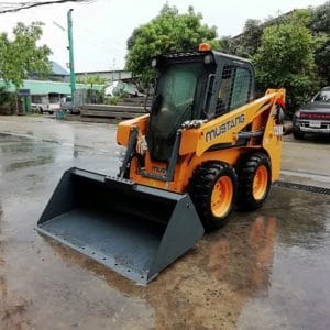 xe xúc lật Skid Loader Mustang 1350R