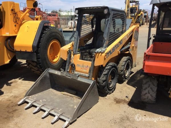 Xe xúc lật Skid Loader Mustang 1350R