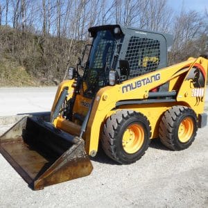 Xe xúc lật Skid Loader Mustang 2600R