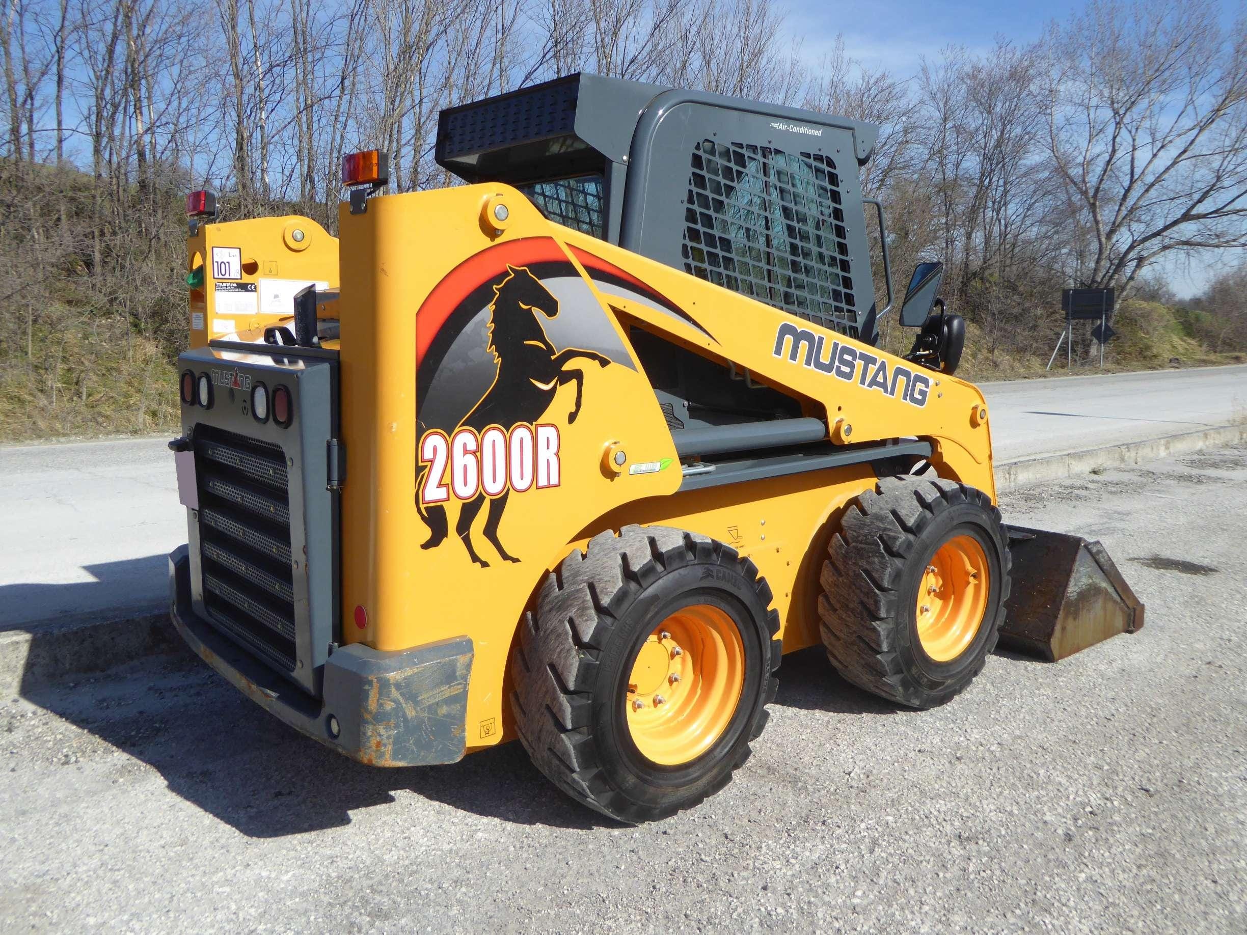 Tổng quan về xe xúc lật Skid Loader Mustang 2600R