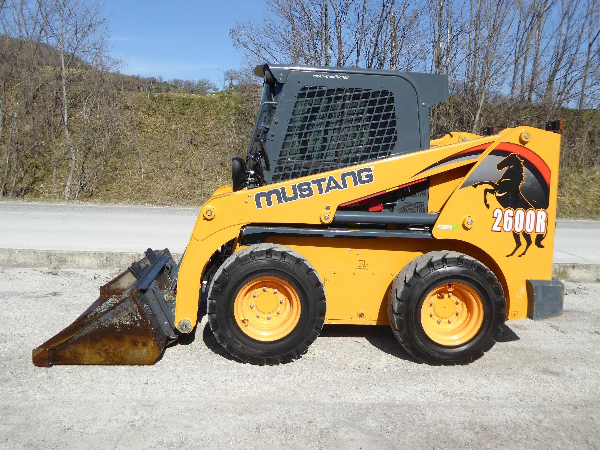 Tổng quan về xe xúc lật Skid Loader Mustang 2600R