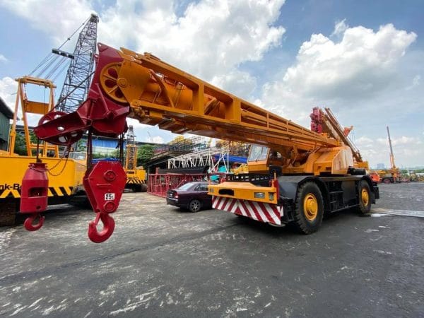 Xe cẩu bánh lốp Kobelco 45 tấn