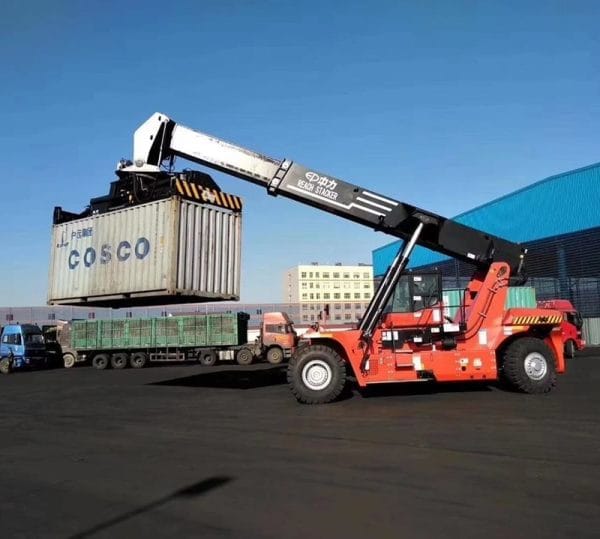 Xe nâng gắp container 45 tấn