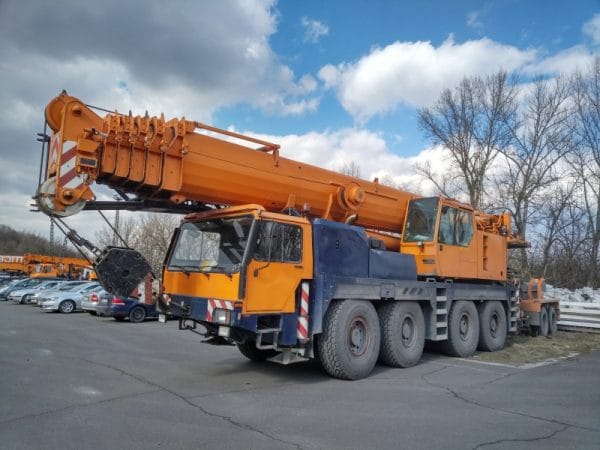 Xe cẩu bánh lốp Liebherr 90 tấn