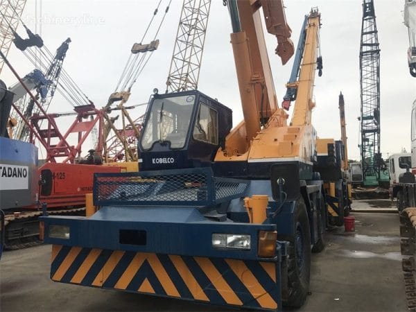 Xe cẩu bánh lốp Kobelco 70 tấn