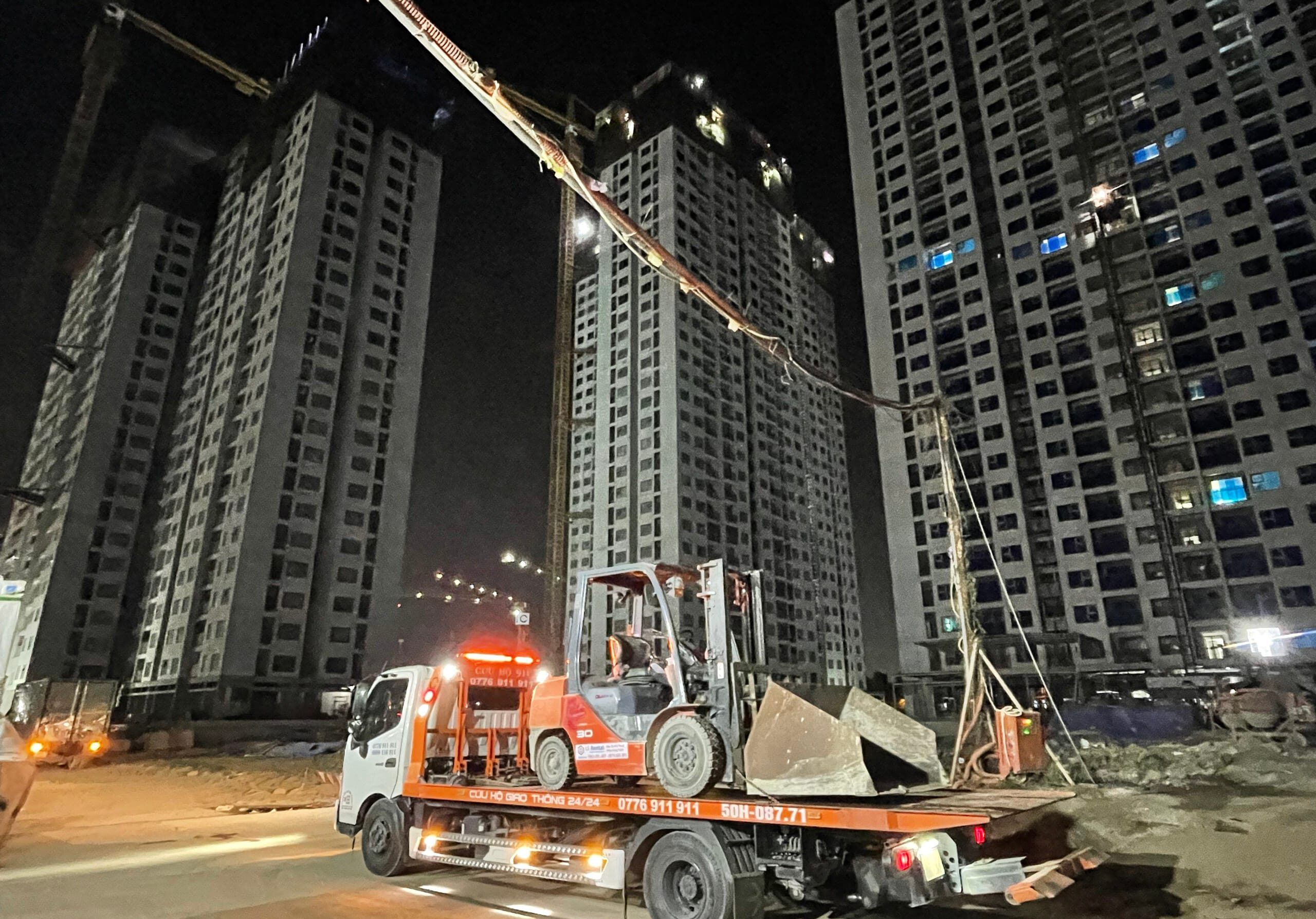 Cho thuê xe nâng Toyota 3 tấn tại công trình Vinhome Grand Park