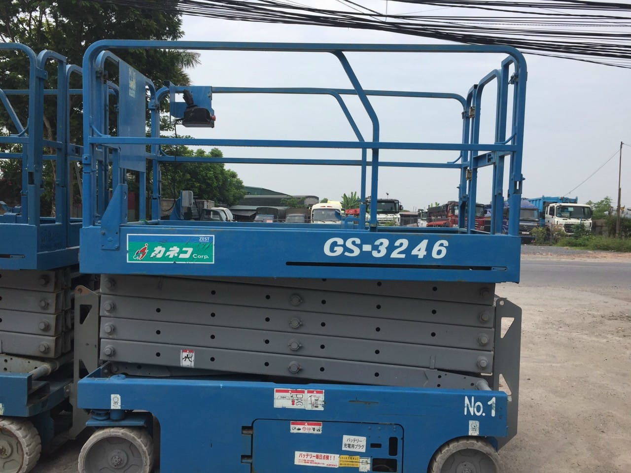 Cho thuê xe nâng cắt kéo GS-3246 tại KCN Thăng Long II