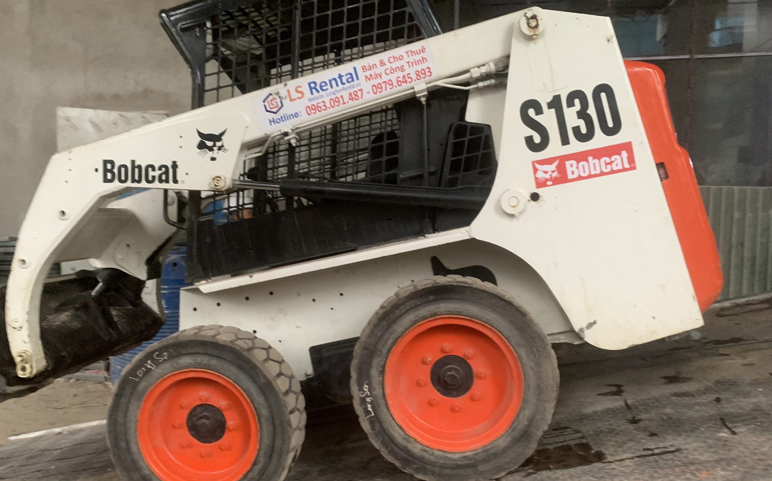 Cho thuê xe xúc lật đa năng Bobcat S130