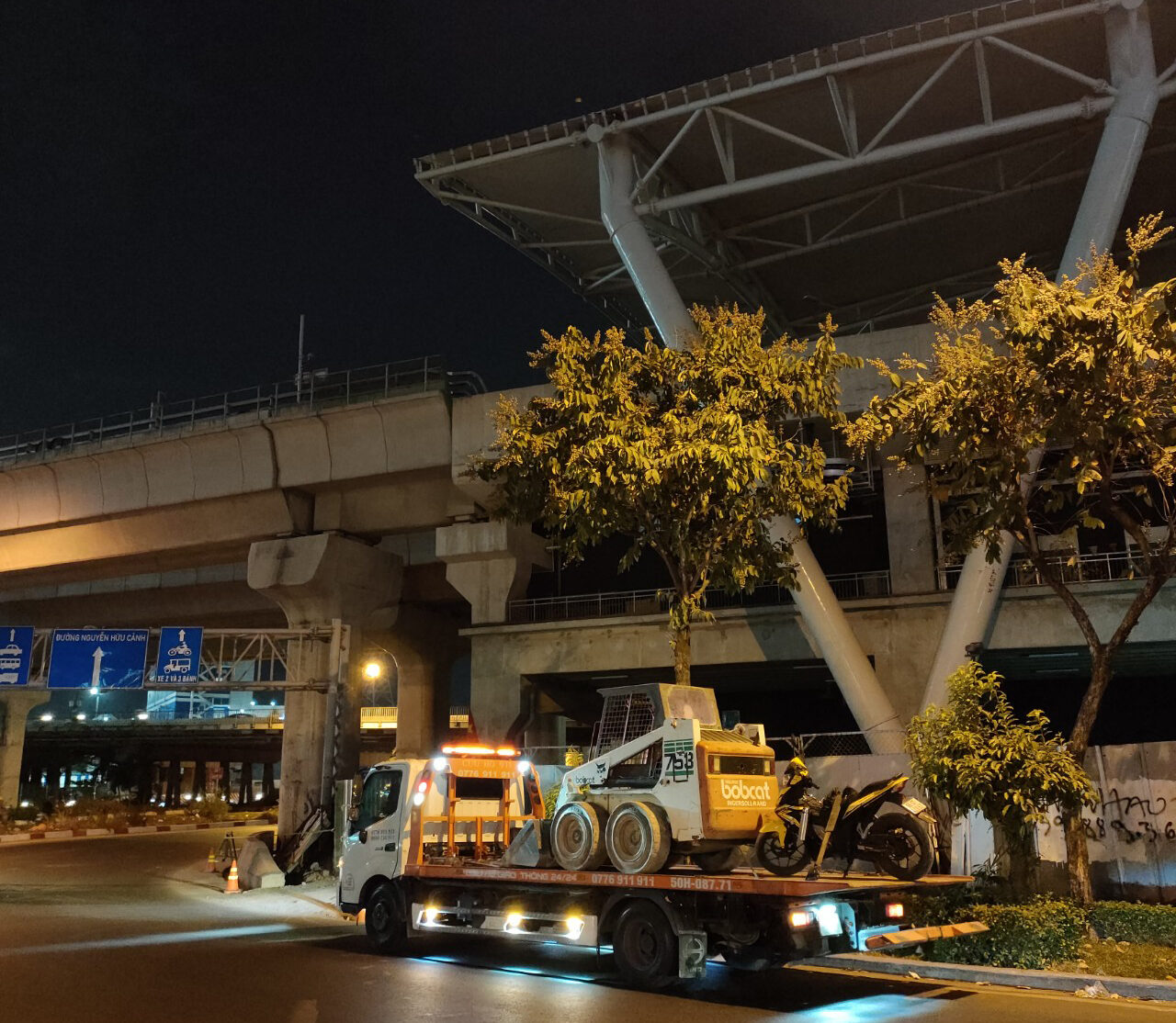 Cho thuê xe xúc lật Bobcat S750 - Thi công cầu Sài Gòn 2