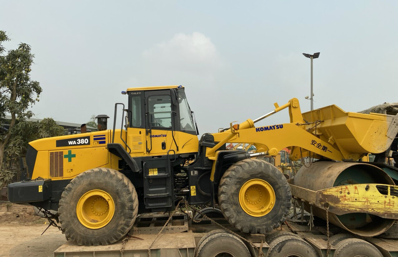 Cho thuê xe xúc lật làm việc tại cụm công nghiệp Bãi Ba