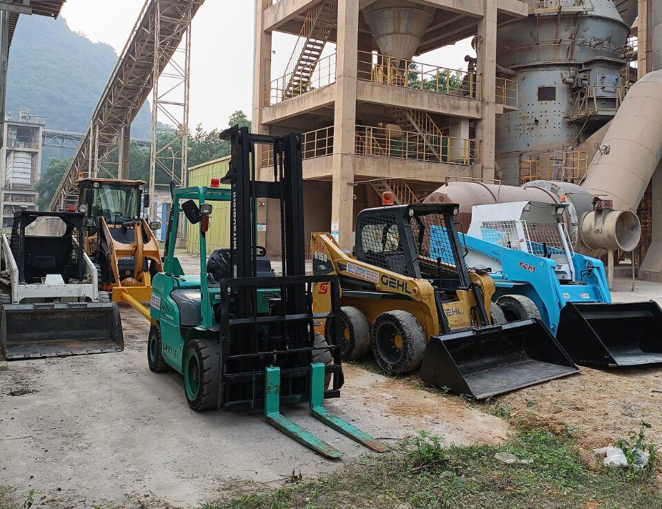 Cho thuê xe xúc lật tại nhà máy sản xuất Clinker