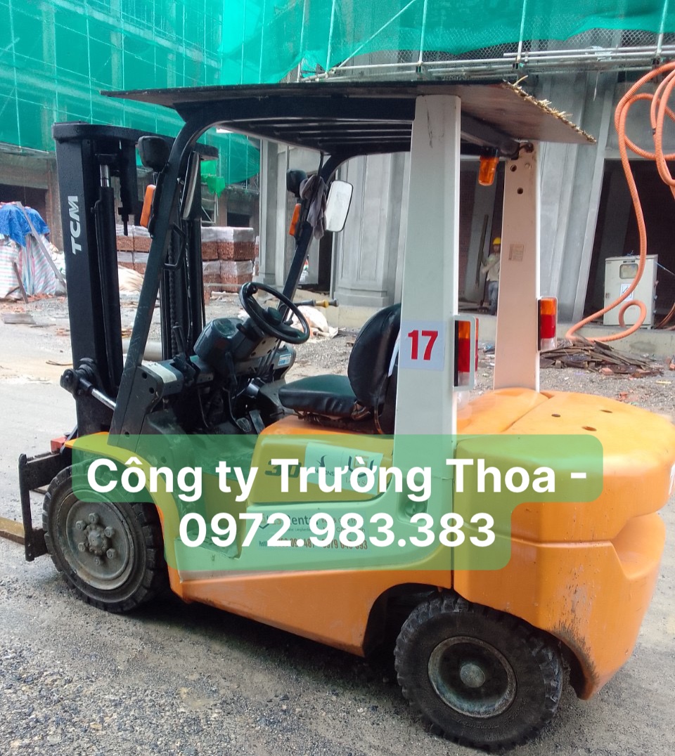 Xe nâng hàng tại công ty Trường Thoa