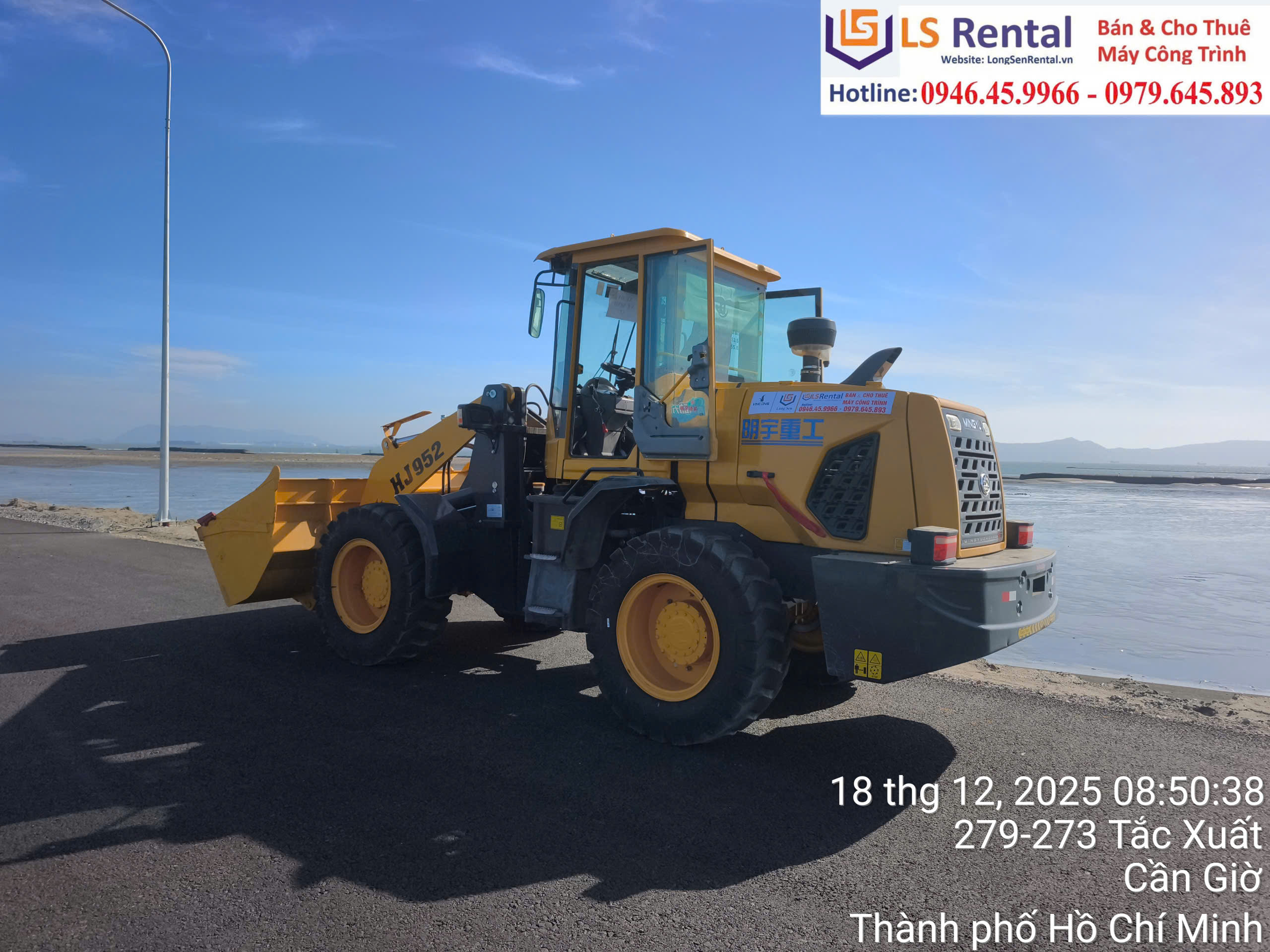 Liên hệ thuê xe xúc lật giá tốt, giao nhanh