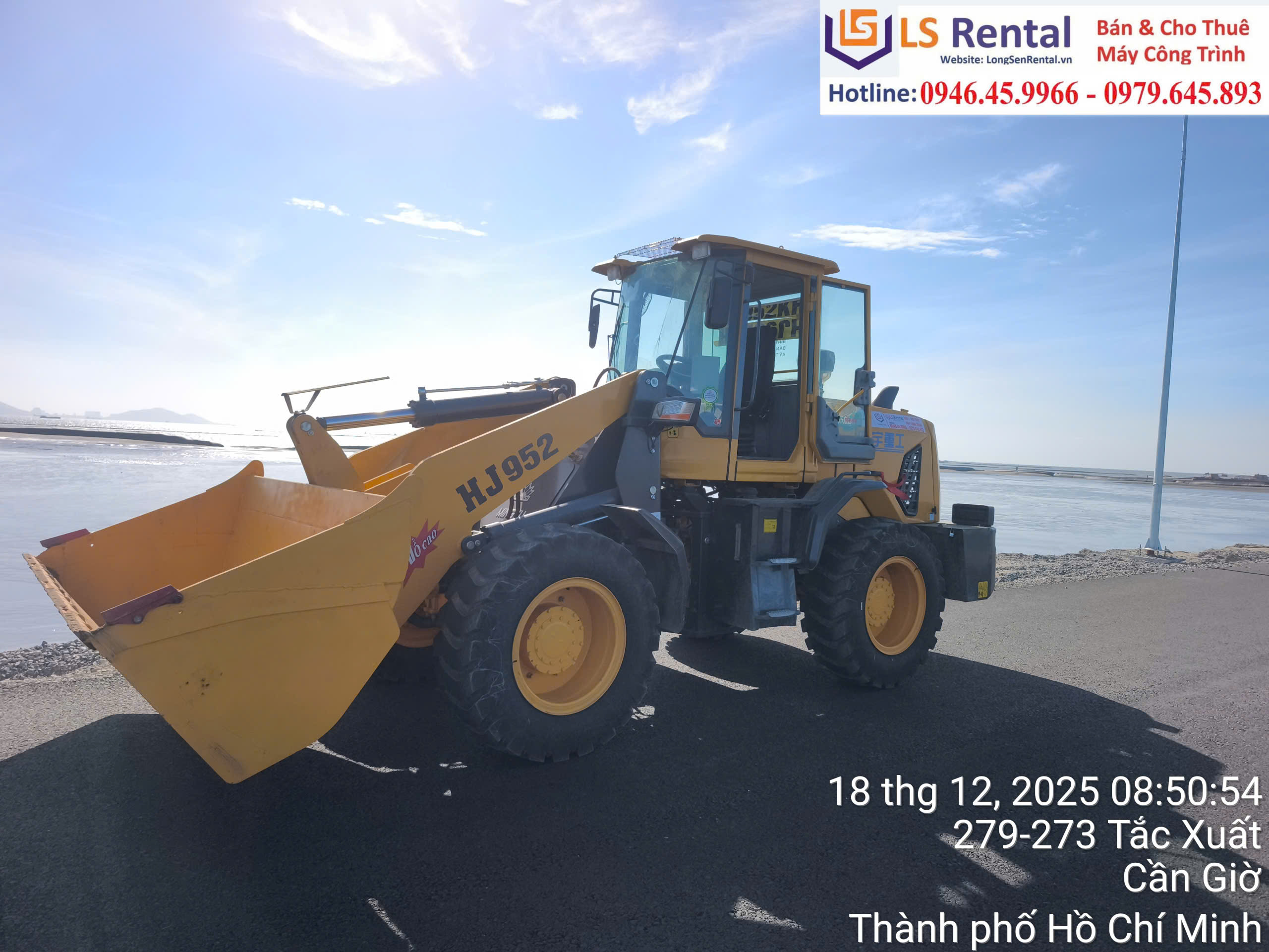 Giải cứu tiến độ bến bãi: Cho thuê xe xúc lật trực chiến